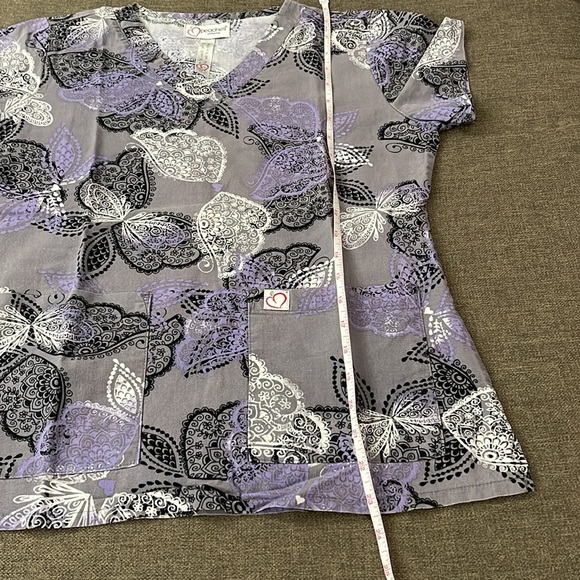 💰3 items for $25 🏷 Women 🍑 Peaches Uniforms Butterfly pattern sz XS - Picture 7 of 7